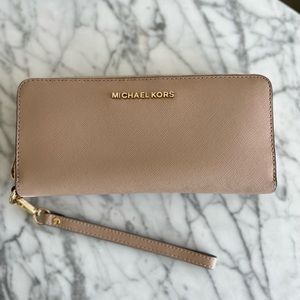MICHAEL MICHAEL KORS
Leather Continental Wristlet